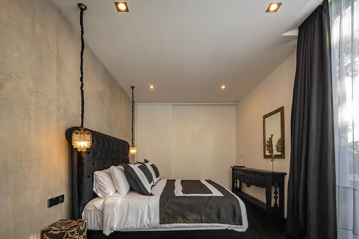 Útulná a sofistikovaná spálňa s luxusnou posteľnou bielizňou a starostlivo vybraným esteticky príjemným nábytkom, ktorý vytvára atmosféru pohodlia a elegancie.