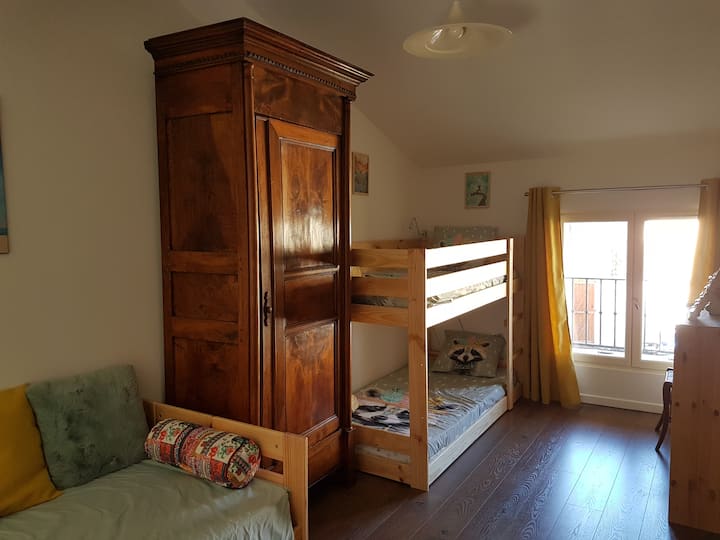 Საბავშვო ოთახი. ორსართულიანი  საწოლები. 80x200. 2 გამოსაწევი საწოლი 80x200. ახალი თეთრეული