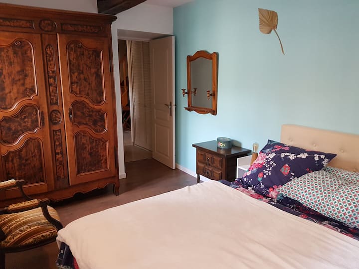 Ორადგილიანი საძინებელი პირველ სართულზე. Საწოლი 160 × 200. ახალი თეთრეული