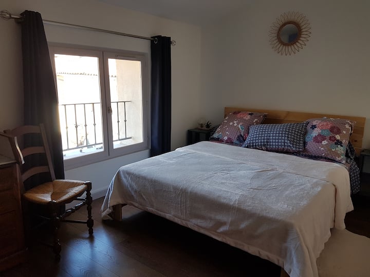 Ორადგილიანი საძინებელი სართულზე. 160 × 200 საწოლი. ახალი თეთრეული