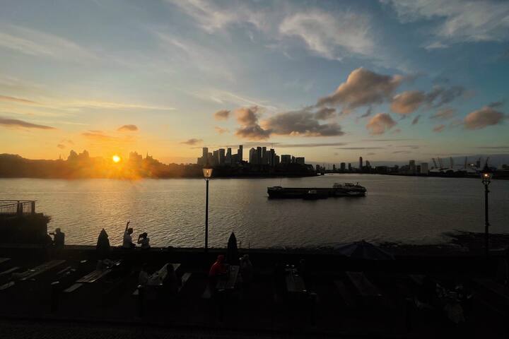 Great Riverside Townhouse, London gallery image 2