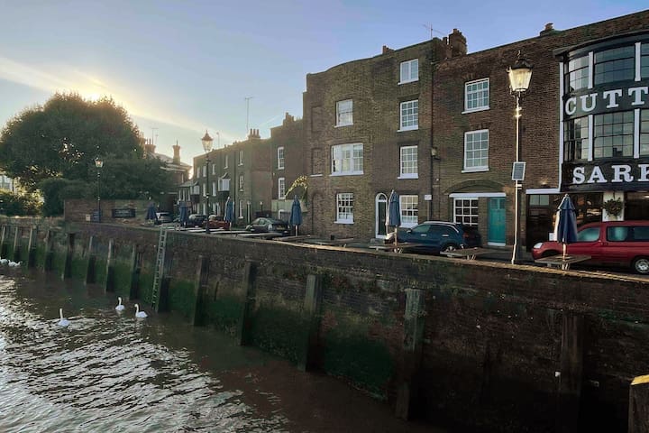 Great Riverside Townhouse, London