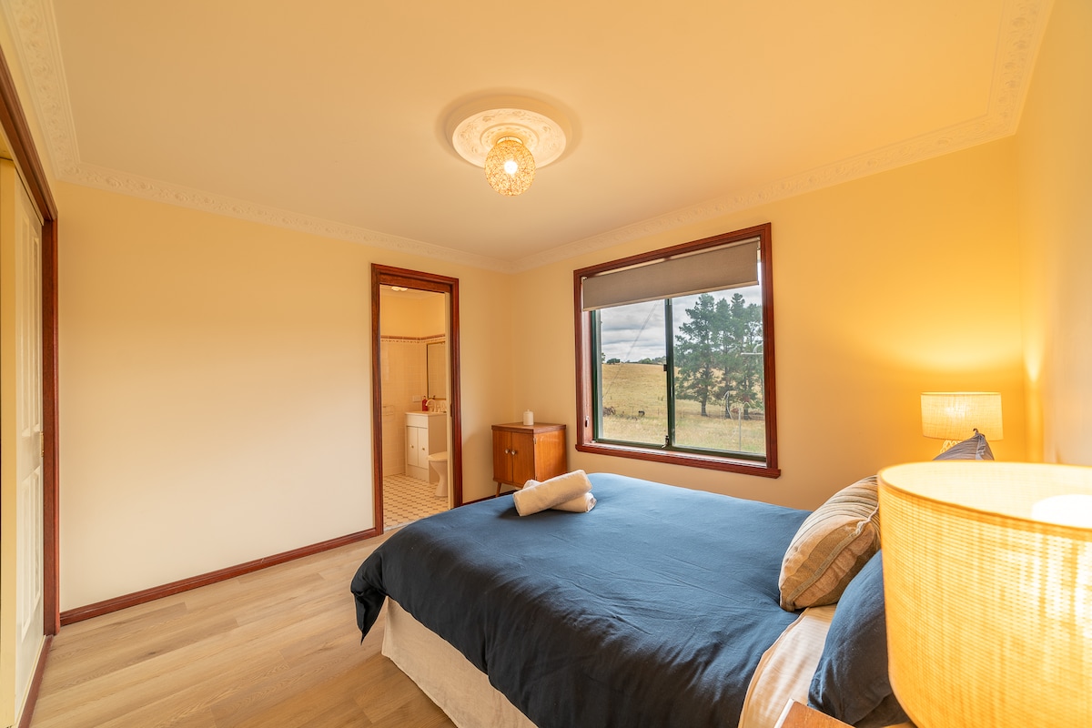 Chumba cha kulala cha Malkia na Bafu ya njia 2 iliyokarabatiwa