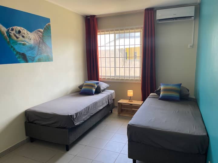 La chambre des tortues dispose de 2 lits simples. Ici aussi, il y a des moustiquaires et un climatiseur. 