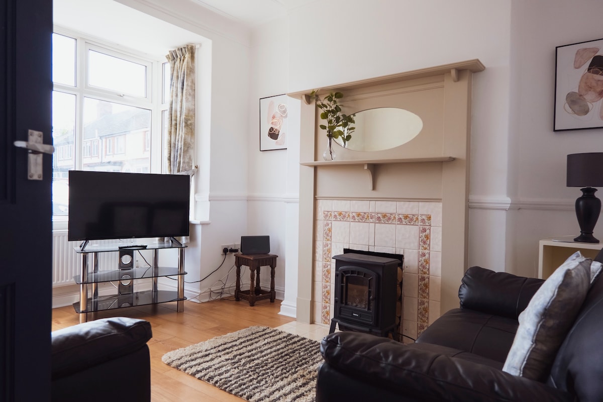 Popular Airbnb listing: Dog friendly. Parking for 2 vehicles - Grove House in New Waltham