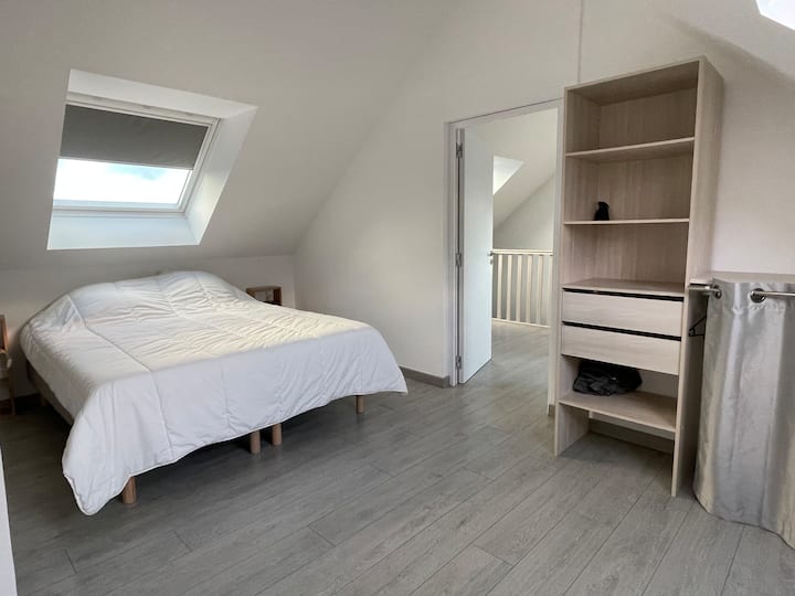 שתי מיטות יחיד או קווין סייז לפי הצורך