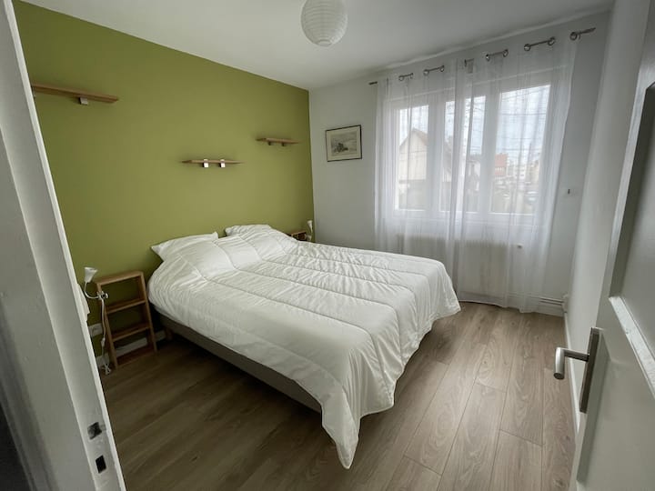 שתי מיטות יחיד או קווין סייז לפי הצורך