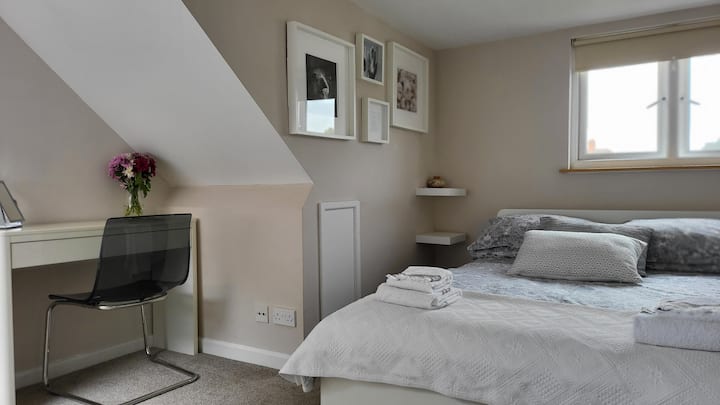 Luxury One Bedroom With Own Ensuite. Sleeps Three - カーディフ