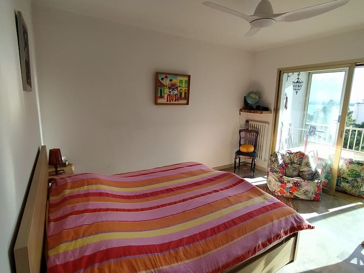 Veľká spálňa s rozlohou  16 m ² a loggiou s rozlohou 7 m ²
Výhľad na more
Nová posteľná bielizeň 160 cm
Hojdacia sieť, športové vybavenie v lodžii