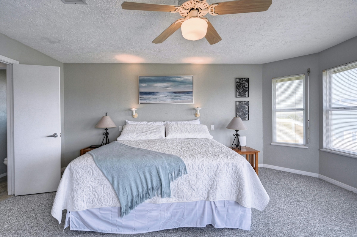 Cama tamaño king en una habitación extragrande de tu suite principal