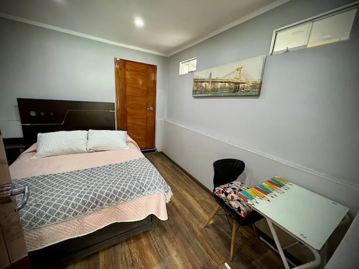 Sekundárna izba s manželskou posteľou, šatníkom a vlastnou kúpeľňou so sprchovacím kútom. Nachádza sa tu aj malý pracovný stôl.