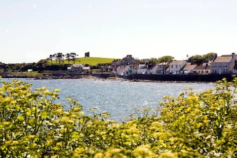 Successful Airbnb property: Sea-front Two-Bedroomed house with parking. in Downpatrick
