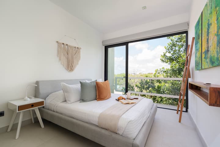 Chumba cha Pili kilijumuisha kitanda cha Malkia na mwonekano wa msitu kutoka kwenye roshani.