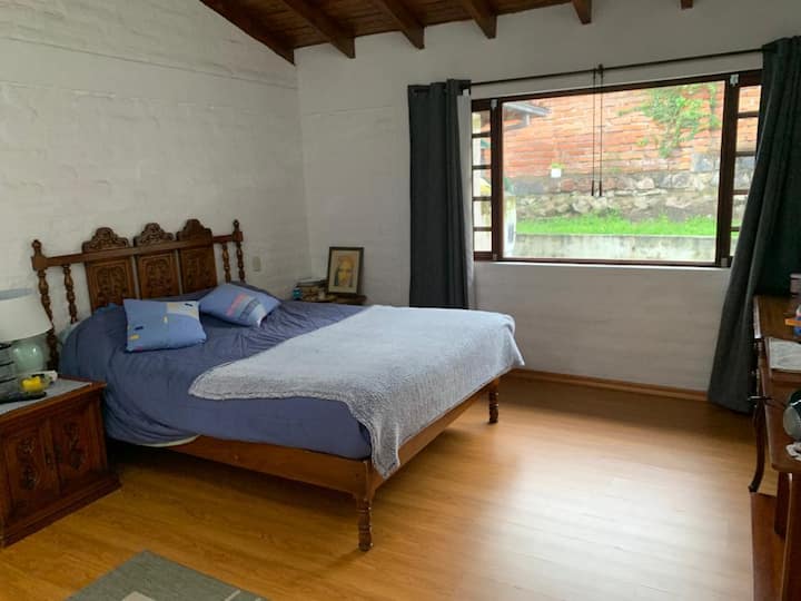 Chambre principale avec lit Queen Size agréable, dressing privé avec placards et salle de bain privée avec lucarnes sur douche