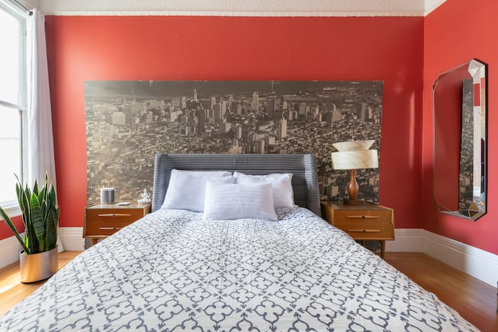 Chambre des maîtres ! (C'est une vieille ligne d'horizon de San Francisco avant le tremblement de terre de 1989 qui pendait dans une banque du centre-ville !)