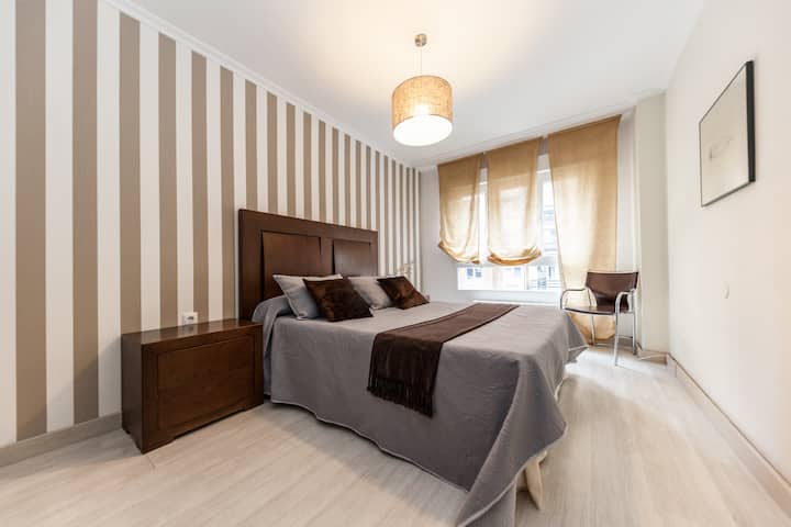 Krevat dopio (1.50), ngrohje, barra var rrobat, mobilie me sirtarë për të ruajtur rrobat, televizor, grila