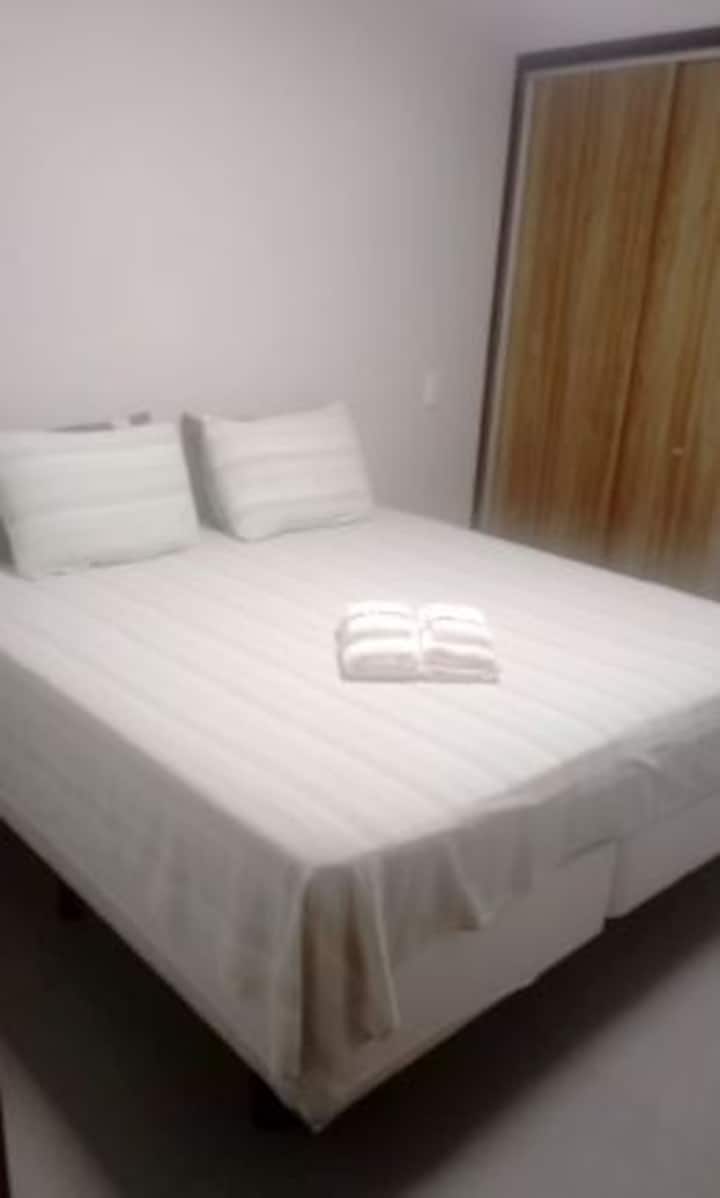 Საძინებელი 2 - 2 ერთადგილიანი საწოლი,  კარადა და კონდიციონერი.