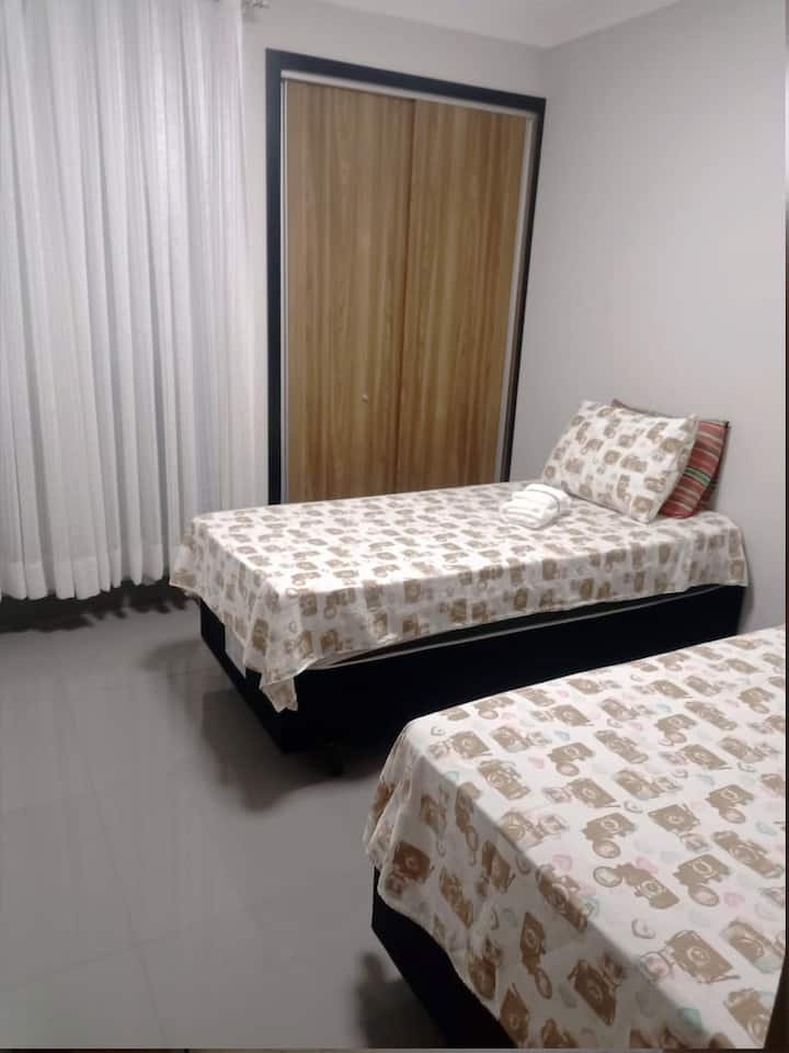 Ოთახი 3 - 2 საწოლი, კარადა და კონდიციონერი.