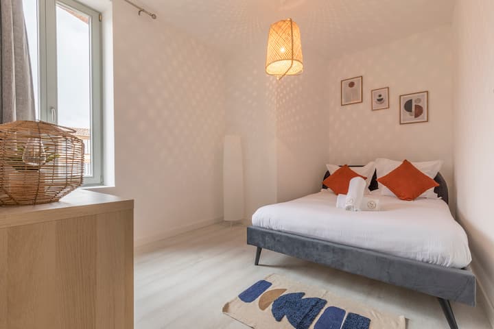 חדר חם עם מיטה זוגית. 
2 כריות לאדם יעמדו לרשותכם, 
רהיט אחסון לחפצים שלכם. 
וילונות כדי לישון בחושך מוחלט.