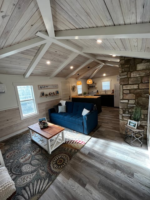 River Rock Cabin - Near Spring River and Main St