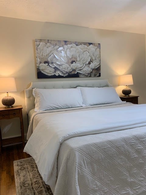 ห้องนอน 1 มีเตียงขนาดคิงไซส์และตู้เสื้อผ้าแบบวอล์คอินขนาดใหญ่ 