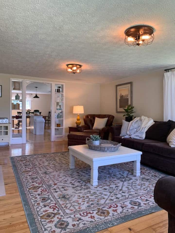 Holler Homeplace: Charming 1950s Farmhouse - Mountain City, TN