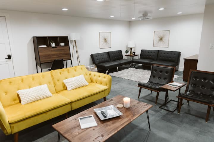 2 Kings | Sleeps 7 | In Town | Mid-century Flat - Cleveland