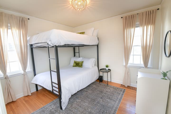 غرف نوم ثانوية بمستوى رئيسي كامل