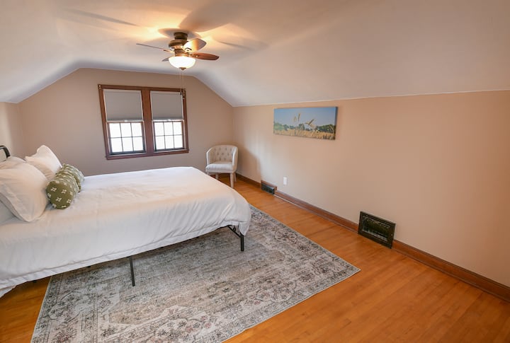 غرفة نوم بمستوى عالٍ بسرير بحجم كبير وأغطية عالية الجودة