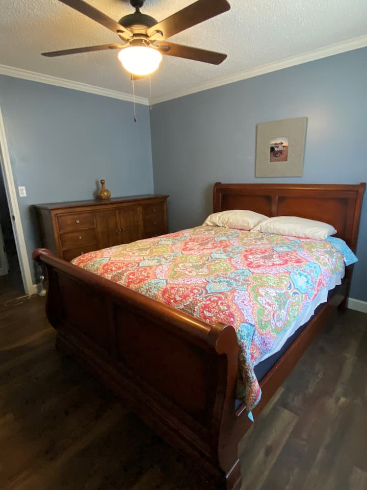 ¡La cama tamaño queen con colchón nuevo es un gran descanso nocturno!  Mucho espacio de almacenamiento con el gran vestidor y el armario