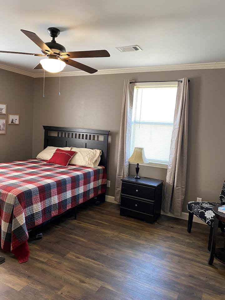 ¡La cama queen con colchón nuevo, un pequeño rincón de lectura y baño en suite hacen de esta la mejor habitación de la casa!