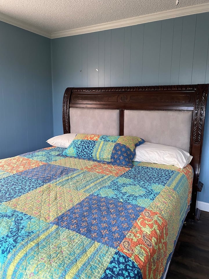 Esta cama tamaño king con colchón nuevo promete un buen sueño nocturno después de un día lleno de actividad.  ¡El acceso al área de la terraza le da una sensación especial para aquellos madrugadores que pueden salir y disfrutar viendo cómo la granja se despierta!