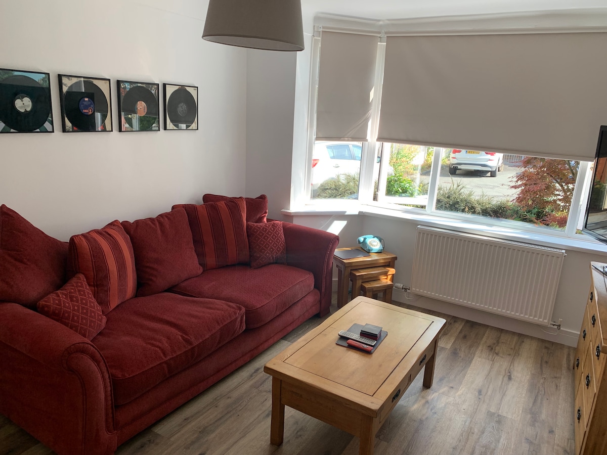 Top performing Airbnb: 3 bed home, fab location, garden & pet friendly in Cheshire