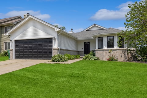 •Vibrant 4 bedroom house 2 king beds in Ankeny•