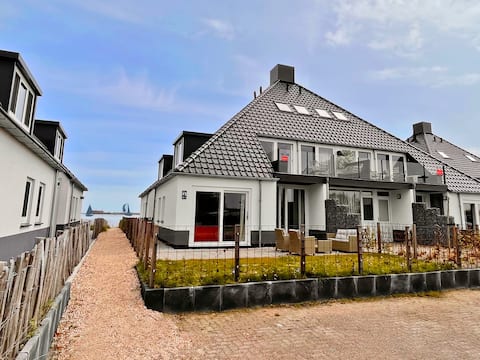 't Paviljoenhûs near Sneekermeer