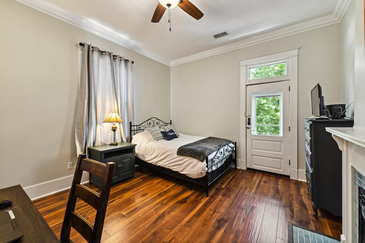 Spálňa 2. Zahŕňa manželskú posteľ, pracovný priestor a prístup na zadný balkón. 