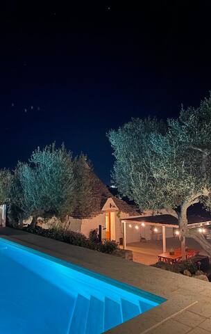 Trullo Fior di Ciliegio panoramico con piscina. gallery image 3