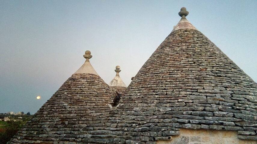 Trullo Fior di Ciliegio panoramico con piscina. gallery image 5