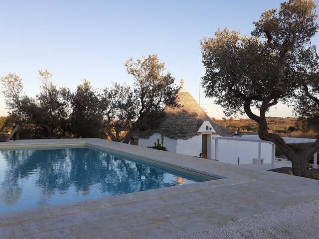 Trullo Fior di Ciliegio panoramico con piscina. gallery image 2