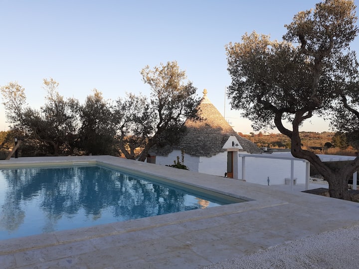 Panoramic trullo with swimming pool 2 steps from the center