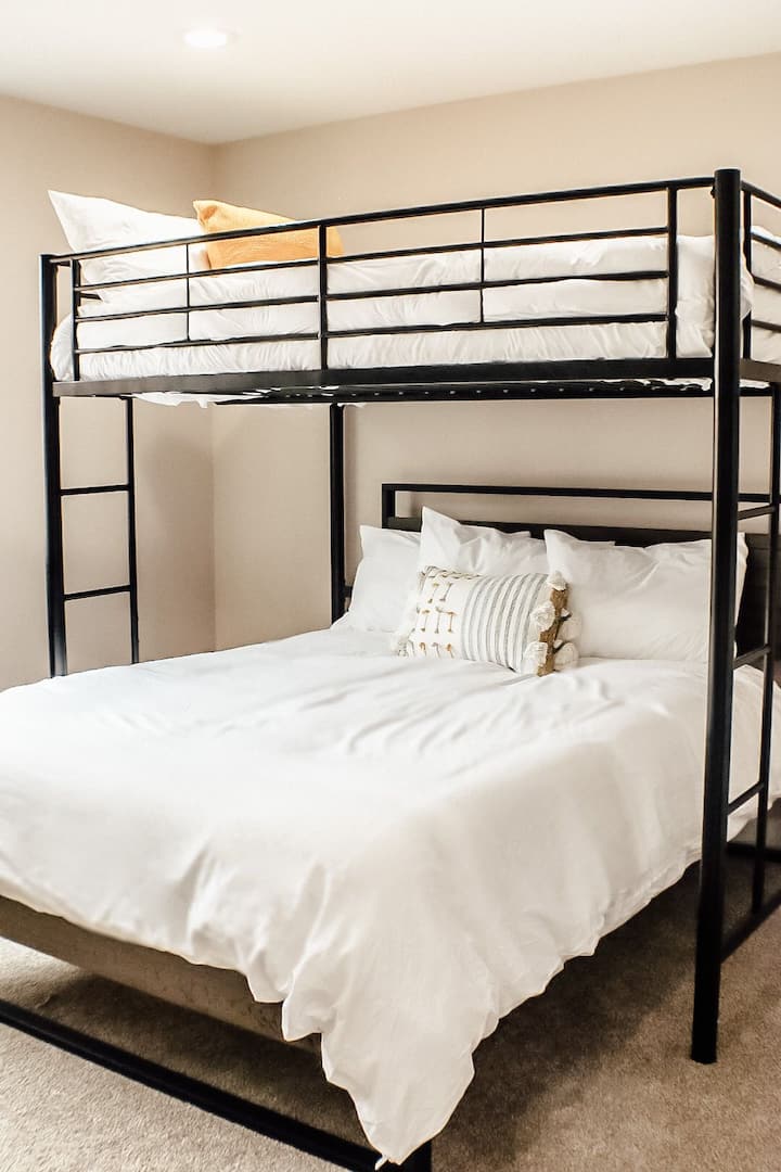 Spavaća soba #3 bračni krevet (160x200) s krevetom na kat u punoj veličini