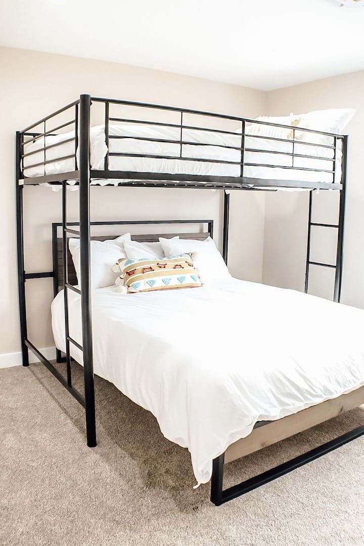 Spavaća soba br. 2; bračni krevet (160x200) s krevetom na kat u punoj veličini