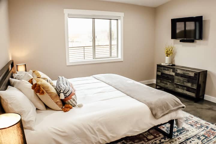 Glavna spavaća soba ima bračni krevet i TV