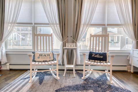 Cheerful 3 br home | One block to beach & Downtown