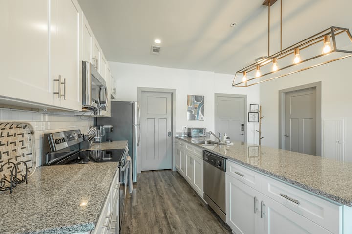 402~New Riverfront Mid-Century Luxury Condo Edit - Airbnb