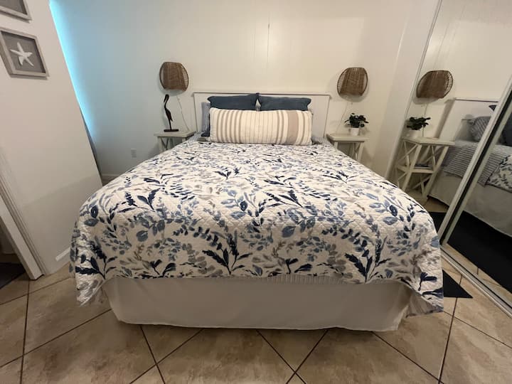 Dhomë gjumi primare me një krevat të rehatshëm "Queen".