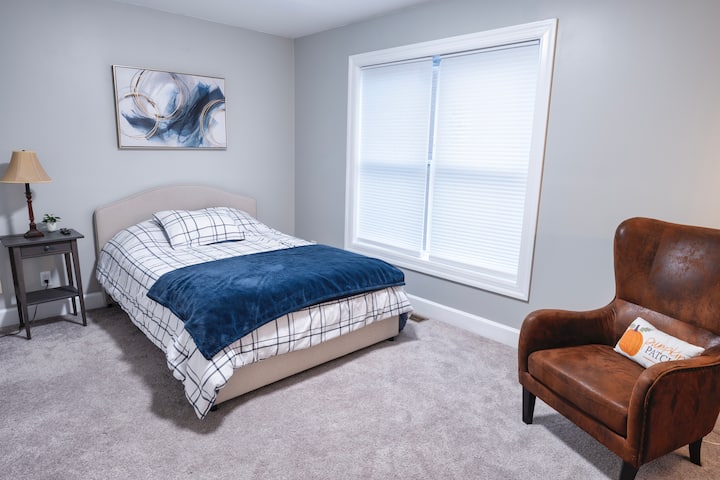 Спална соба на четвртиот кат со цел кревет и 33-инчен телевизор