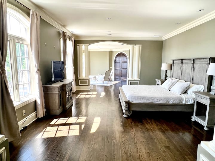 Master Bedroom w/ Hudson River Views, En Suite Bathroom w/ shower & jacuzzi soaking tub, private balcony & sitting room 