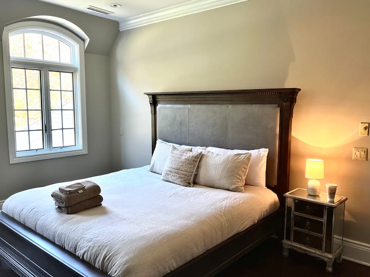 Bedroom #2 King Size Bed from Restoration Hardware

Features: King Size bed, en suite jack and jill bathroom w/ jacuzzi tub.  Plenty of closet space.  