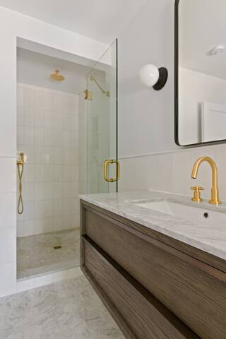 Beautiful 3 bed newly renovated with roof terrace gallery image 3